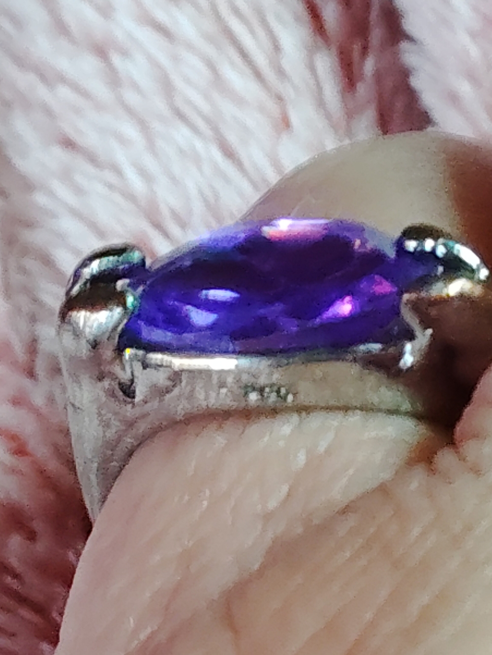 STERLING SILVER, PURPLE AMETHYST GEMSTONE RING - CLASSIC OVAL AMETHYST. SIZE - 7